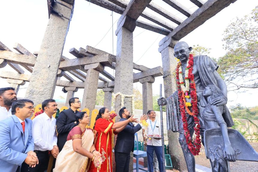 ಮಹಾತ್ಮಗಾಂಧೀಜಿ ಪ್ರತಿಮೆಗೆ ಜಿಲ್ಲಾ ಉಸ್ತುವಾರಿ ಸಚಿವ ಬಿ.ನಾಗೇಂದ್ರ ಅವರಿಂದ ಗೌರವ ನಮನ