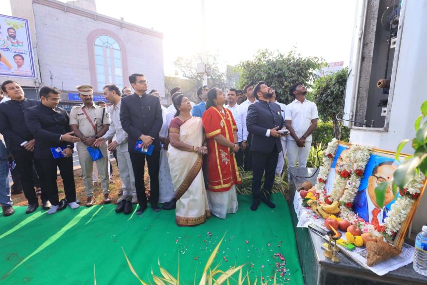 ಹೆಚ್.ಆರ್.ಗವಿಯಪ್ಪ ವೃತ್ತದ ಬೃಹತ್ ಸ್ತಂಭದಲ್ಲಿ ಧ್ವಜಾರೋಹಣ ನೆರವೇರಿಸಿದ ಜಿಲ್ಲಾ ಉಸ್ತುವಾರಿ ಸಚಿವ ಬಿ.ನಾಗೇಂದ್ರ