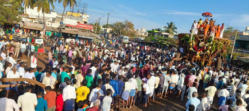 ಶ್ರೀಗುರು ಕೊಟ್ಟೂರೇಶ್ವರ ಸ್ವಾಮಿ ರಥೋತ್ಸವದ ತೇರುಗಡ್ಡೆ ಹೊರಹಾಕಿ, ಸಂಭ್ರಮಿಸಿದ ಭಕ್ತರು 