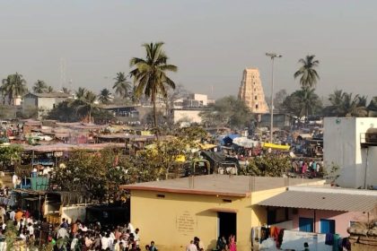 ಬರಗಾಲದ ಪರಿಣಾಮ: ತುಂಗಭದ್ರಾ ನದಿ ಖಾಲಿ, ಹುಲಿಗೆಮ್ಮ ದೇವಸ್ಥಾನಕ್ಕೆ ಬಂದ ಭಕ್ತರಿಂದ ಸ್ನಾನಕ್ಕಾಗಿ ಪರದಾಟ!