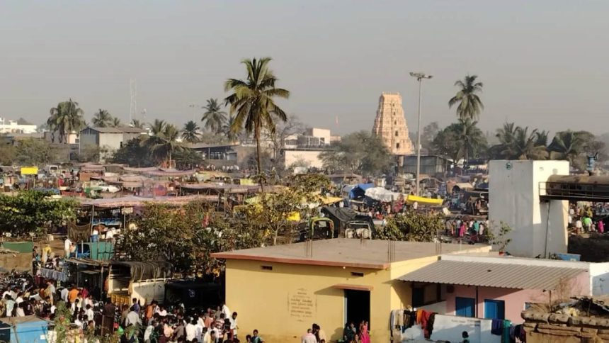 ಬರಗಾಲದ ಪರಿಣಾಮ: ತುಂಗಭದ್ರಾ ನದಿ ಖಾಲಿ, ಹುಲಿಗೆಮ್ಮ ದೇವಸ್ಥಾನಕ್ಕೆ ಬಂದ ಭಕ್ತರಿಂದ ಸ್ನಾನಕ್ಕಾಗಿ ಪರದಾಟ!