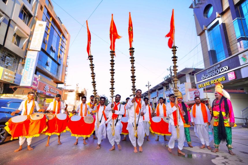 ನಗರವಾಸಿಗಳ ಗಮನ ಸೆಳೆದ ವಿಜಯನಗರ ವಸಂತ ವೈಭವದ ಮೆರವಣಿಗೆ