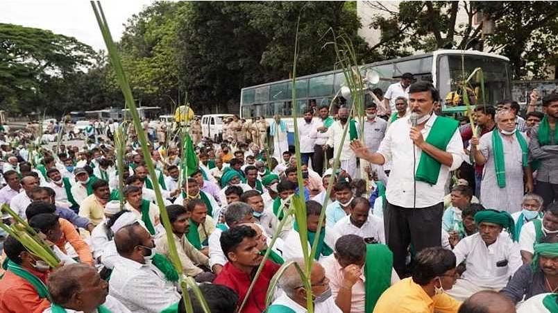 ವಿವಿಧ ಬೇಡಿಕೆಗಳ ಈಡೇರಿಕೆಗೆ ಆಗ್ರಹ: ರೈತರಿಂದ ‘ಬೆಂಗಳೂರು ಚಲೋ’ ಪ್ರತಿಭಟನೆ 