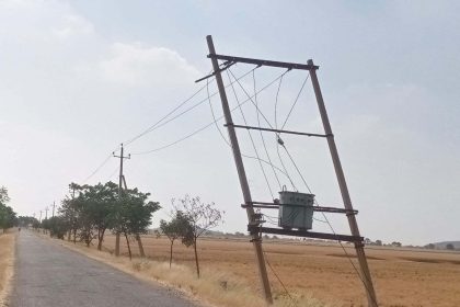 ಅಪಾಯದ ಅಂಚಿನಲ್ಲಿ ವಿದ್ಯುತ್ ಸ್ಥಂಭಗಳು