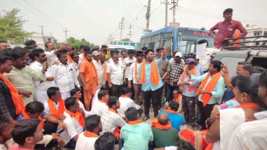 ಸಚಿವ ಸ್ಥಾನದಿಂದ ತಂಗಡಗಿಯನ್ನು ವಜಾಗೊಳಿಸಿ -ಬಿಜೆಪಿ ಕಾರ್ಯಕರ್ತರಿಂದ ಬೃಹತ್ ಪ್ರತಿಭಟನೆ ಮೂಲಕ ಸಚಿವರ ಮನೆ ಮುತ್ತಿಗೆಗೆ ಯತ್ನ