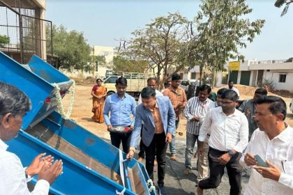 ಹೊಸಪೇಟೆ ಎಪಿಎಂಸಿ ಪ್ರಾಂಗಣದಲ್ಲಿ ರಾಗಿ, ಜೋಳದ ಖರೀದಿ ಪ್ರಕ್ರಿಯೆ ಆರಂಭ: ಜಿಲ್ಲಾಧಿಕಾರಿಗಳಿಂದ ಪರಿಶೀಲನೆ