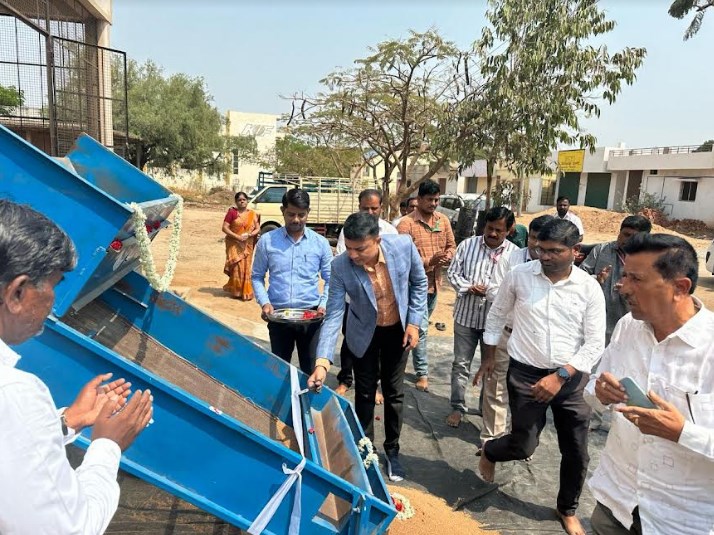 ಹೊಸಪೇಟೆ ಎಪಿಎಂಸಿ ಪ್ರಾಂಗಣದಲ್ಲಿ ರಾಗಿ, ಜೋಳದ ಖರೀದಿ ಪ್ರಕ್ರಿಯೆ ಆರಂಭ: ಜಿಲ್ಲಾಧಿಕಾರಿಗಳಿಂದ ಪರಿಶೀಲನೆ