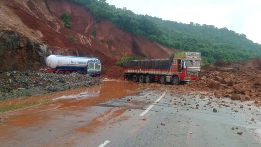 ಅಂಕೋಲಾ, ಶಿರೂರು ಬಳಿ ಗುಡ್ಡ ಕುಸಿದು ಮಣ್ಣಿನಡಿ ಸಿಲುಕಿದ 9 ಮಂದಿ ?