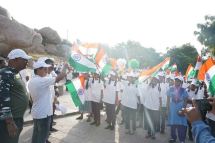 ಹರ್ ಘರ್ ತಿರಂಗಾ ಅಭಿಯಾನದ ಅಂಗವಾಗಿ ಜಿಲ್ಲಾಡಳಿತದಿಂದ ಐತಿಹಾಸಿಕ ಬೆಟ್ಟ ಹತ್ತುವ ಕಾರ್ಯಕ್ರಮ ಮಹನೀಯರ ತತ್ವಾದರ್ಶಗಳನ್ನು ಜೀವನದಲ್ಲಿ ಆಳವಡಿಕೊಳ್ಳಲು ಎಡಿಸಿ ಮಹಮ್ಮದ್.ಎನ್ ಝುಬೇರ್ ಕರೆ