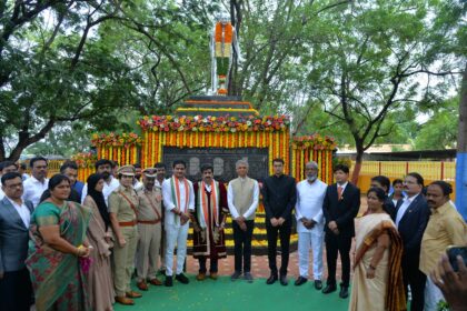 ವಿಮ್ಸ್ ಬಳಿಯ ಮಹಾತ್ಮಗಾಂಧೀಜಿ ಪ್ರತಿಮೆಗೆ ಕಂದಾಯ ಸಚಿವ ಕೃಷ್ಣ ಬೈರೇಗೌಡ ಅವರಿಂದ ನಮನ