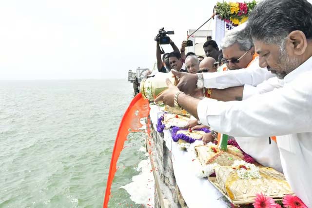 ಇತಿಹಾಸದಲ್ಲಿ ಇದೇ ಮೊದಲ ಬಾರಿಗೆ ತುಂಗಭದ್ರಾ ಡ್ಯಾಂಗೆ ಬಾಗಿನ ಅರ್ಪಿಸಿದ ಸಿಎಂ