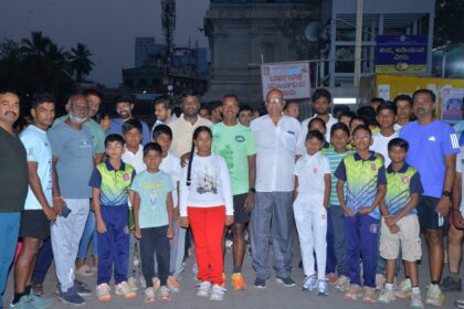 ಎಸ್.ಎಸ್.ಕ್ರಿಕೇಟ್ ಕ್ಲಬ್ ಅಧ್ಯಕ್ಷ ಎಸ್.ಎಸ್.ಮೆಹಬೂಬ್ ಬಾಷ ಅವರು ತಮ್ಮ 51ನೇ ವಯಸ್ಸಿನಲ್ಲಿ ಬಳ್ಳಾರಿಯಿಂದ ಬೆಂಗಳೂರಿಗೆ ‘ಮ್ಯಾರಥಾನ್ ಓಟ’ ಕೈಗೊಳ್ಳುವ ಮೂಲಕ ಪ್ರತಿಭಟನೆ!