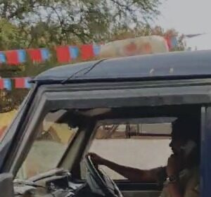 ಡ್ರೈವಿಂಗ್ ಮಾಡುತ್ತಾ ಪೋನ್‌ನಲ್ಲಿ ಬ್ಯುಸಿಯಾದ ಪೊಲೀಸಪ್ಪ !!