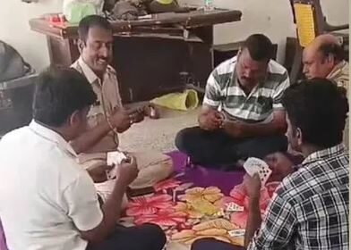 ಠಾಣೆಯಲ್ಲಿ ಇಸ್ಪೀಟ್​ ಆಡಿದ್ದ ಐವರು ಪೊಲೀಸ್​ ಸಿಬ್ಬಂದಿ​ ಅಮಾನತು