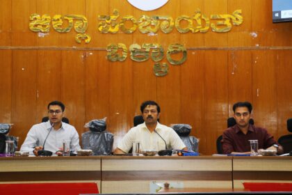 ಬಳ್ಳಾರಿ: ಜಿಲ್ಲಾಮಟ್ಟದ ಅಧಿಕಾರಿಗಳೊಂದಿಗೆ ಕೆಡಿಪಿ ಪ್ರಗತಿ ಪರಿಶೀಲನಾ ಸಭೆ –  ‘ಶುದ್ಧೀಕರಿಸಿದ’ ನೀರು ಪೂರೈಕೆಗೆ ಆದ್ಯತೆಯಾಗಲಿ: ಡಾ.ಕೆ.ವಿ.ತ್ರಿಲೋಕ ಚಂದ್ರ