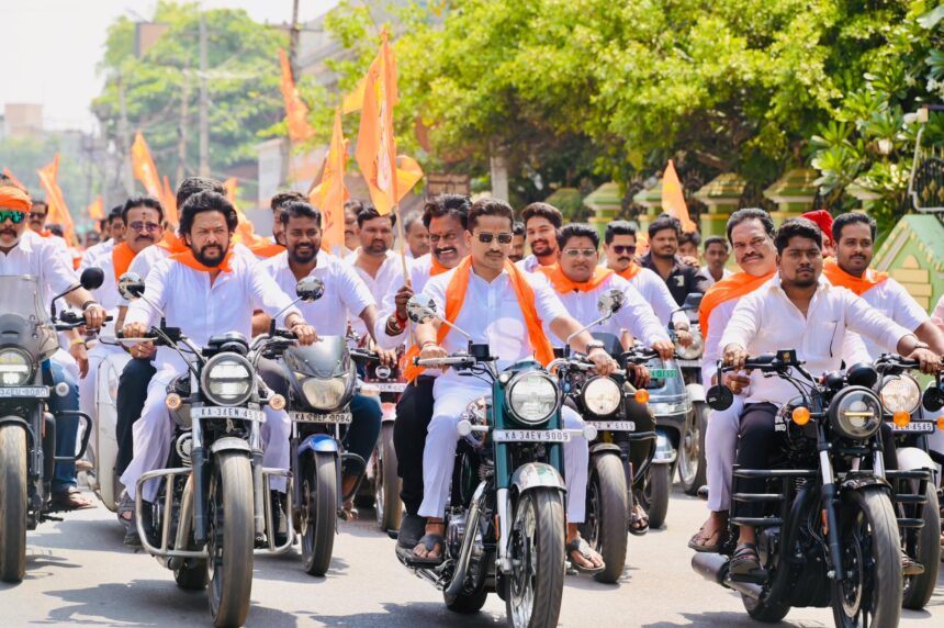 ಸಾಂಸ್ಕೃತಿಕ ನಾಯಕ ಬಸವೇಶ್ವರ ಜಯಂತಿ ಅಂಗವಾಗಿ ಬಳ್ಳಾರಿ ನಗರದಲ್ಲಿ  ಗ್ರಾಮೀಣ ಶಾಸಕ ಬಿ.ನಾಗೇಂದ್ರ ಮತ್ತು ನಗರ ಶಾಸಕ ನಾರಾ ಭರತ್ ರೆಡ್ಡಿ ಅವರ ನೇತೃತ್ವದಲ್ಲಿಭವ್ಯ ಮೆರವಣಿಗೆ