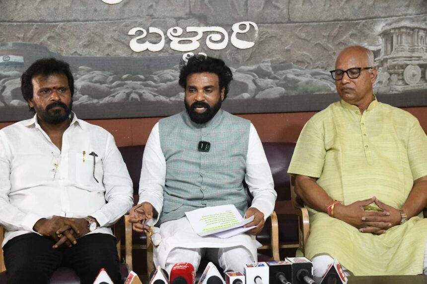 ಕಾಂಗ್ರೆಸ್ ಸರ್ಕಾರ ಕರ್ನಾಟಕದಲ್ಲಿ ಕಾಶ್ಮೀರ ಪರಿಸ್ಥಿತಿ ನಿರ್ಮಾಣ ಮಾಡುತ್ತಿದೆ: ಮಾಜಿ ಸಚಿವ ಬಿ ಶ್ರೀರಾಮುಲು ಆರೋಪ