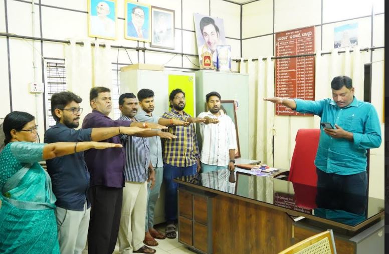 ವಾರ್ತಾ ಇಲಾಖೆಯಲ್ಲಿ ಸದ್ಭಾವನಾ ದಿನಾಚರಣೆ ಅಂಗವಾಗಿ ಪ್ರತಿಜ್ಞಾವಿಧಿ ಸ್ವೀಕಾರ