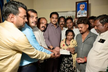 ಮೃತ ಬಾಲಕನ ಕುಟುಂಬಕ್ಕೆ 5 ಲಕ್ಷ ರೂ.ಗಳ ಚೆಕ್ ವಿತರಿಸಿದ ಶಾಸಕ ನಾರಾ ಭರತ್ ರೆಡ್ಡಿ  ಅಪಘಾತ ವಿಮೆ, ಸಿಎಂ ಪರಿಹಾರ ಧನ ಸೇರಿ ಒಟ್ಟು 13 ಲಕ್ಷ ರೂ.ಗಳ ಪರಿಹಾರಕ್ಕೆ ಕ್ರಮ
