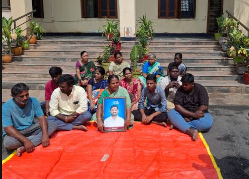 ವಿಮ್ಸ್ ಉದ್ಯೋಗಿ ಸಾವನ್ನಪ್ಪಿ ಎರಡು ವರ್ಷ ಕಳೆದರು ಸಿಗದ ಪಿಎಫ್, ಇಎಸ್ಐ –  ವಿಮ್ಸ್ ಆಡಳಿತ ಕಛೇರಿ ಮುಂದೆ ಧರಣಿ ಕುಳಿತ ಕುಟುಂಬಸ್ಥರು!!